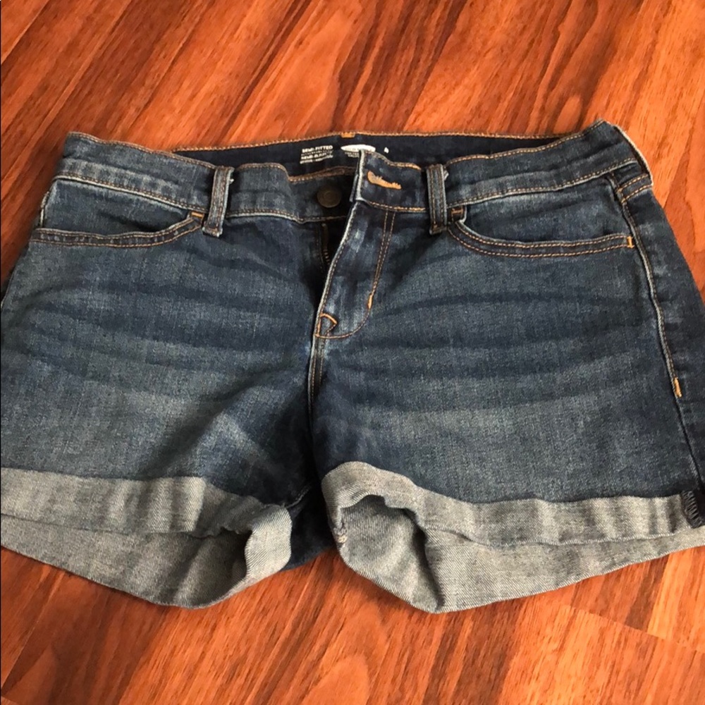 OLD NAVY SEMI FITTED SHORTS